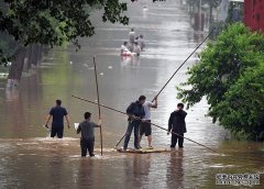 新乡暴雨已致128万余人受灾：大量房屋被淹几乎没顶、划船出门