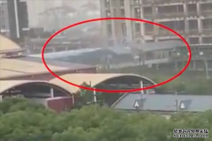 上海地铁莘庄站外天桥顶板被台风吹落：砸断铁路接触网
