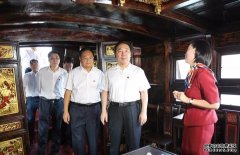 任浙江省代省长第二天，王浩前往嘉兴南湖瞻仰红船